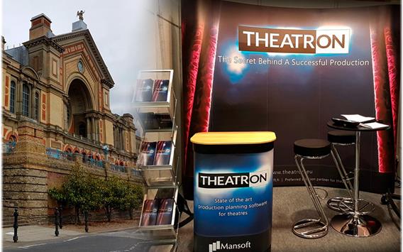 Kuvassa kaareva helposti koottava seinäke, jonka pakkauksesta saa messuosastolle pienen pöydän. Seinäkkeen grafiikka kootaan kolmesta vuodasta, pöytä koostuu yhdestä kuvavuodasta.
Messut: ABTT Theatre Show 2016, Lontoo, UK Kuvassa kaareva helposti koottava seinäke, jonka pakkauksesta saa messuosastolle pienen pöydän. Seinäkkeen grafiikka kootaan kolmesta vuodasta, pöytä koostuu yhdestä kuvavuodasta.
Messut: ABTT Theatre Show 2016, Lontoo, UK